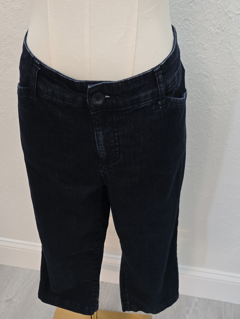 ❤️❤️❤️St. John’s Bay Dark Wash Denim Capris